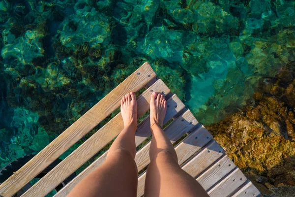 Ибица девушка ноги на пляже Портинатх чистая вода — стоковое фото