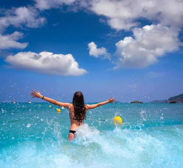 Ibiza strand meisje spetteren water in de Balearen — Stockfoto