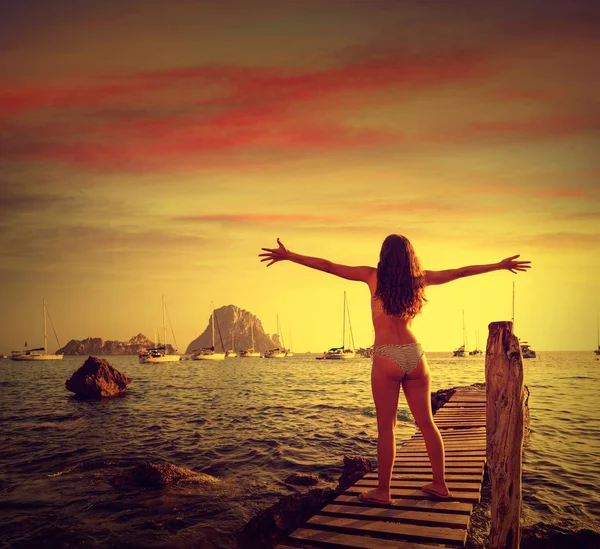 Ibiza cala d Hort girl pier sunset Es Vedra — Stok fotoğraf