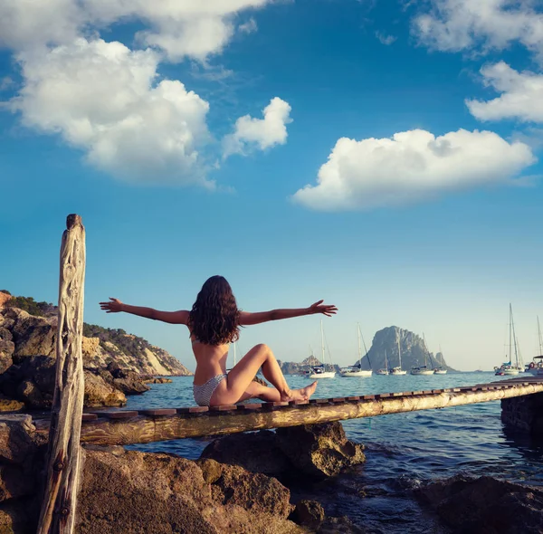 Ibiza cala d Hort girl pier sunset Es Vedra — Stockfoto