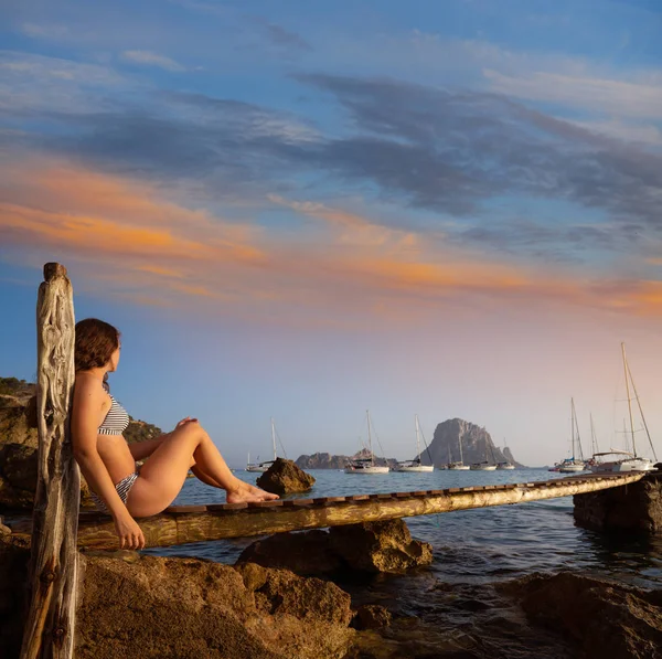 Ibiza cala d Hort girl pier sunset Es Vedra — Stockfoto