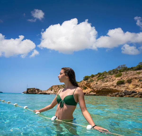 Ibiza bikini-lány nyugodt a tiszta víz strand — Stock Fotó