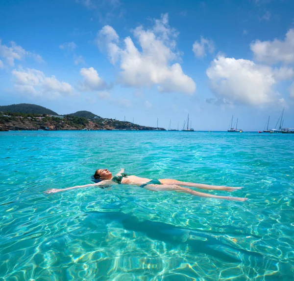 Ibiza bikini ragazza nuoto acqua limpida spiaggia — Foto Stock