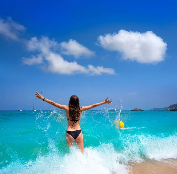 Ибица пляжная девушка плескающая воду на Балеарских островах — стоковое фото