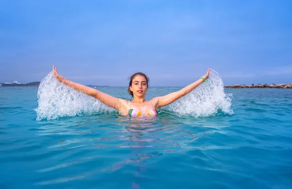 Mujer joven chica baño en la playa de Ibiza — Foto de Stock