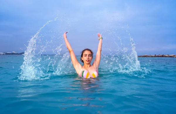 Jovem mulher menina banho na praia de Ibiza — Fotografia de Stock