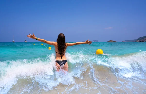 Ibiza strand meisje spetteren water in de Balearen — Stockfoto