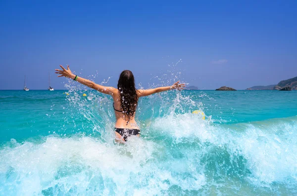 Ибица пляжная девушка плескающая воду на Балеарских островах — стоковое фото