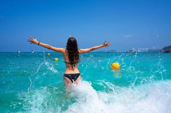 Ibiza spiaggia ragazza spruzzi d'acqua nelle Baleari — Foto Stock