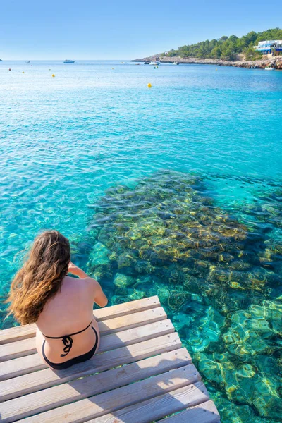 Dziewczyna bikini Ibiza zrelaksowany na plaży Portinatx — Zdjęcie stockowe