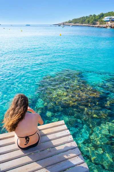 Ibiza menina biquíni relaxado na praia Portinatx — Fotografia de Stock