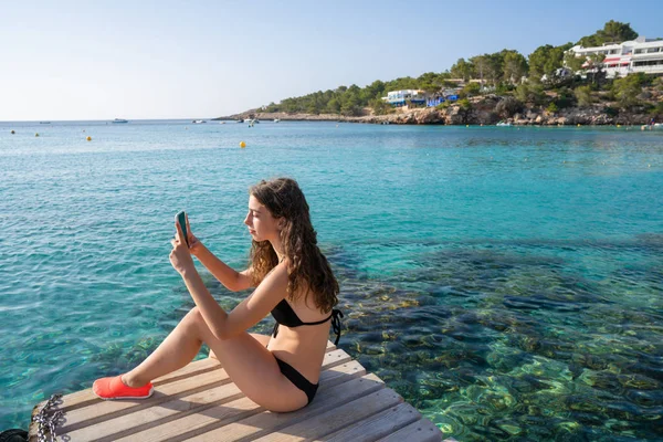 Ibiza ragazza scattare foto smartphone — Foto Stock