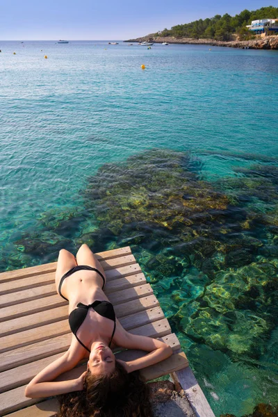 Ibiza бікіні дівчина розслаблена на пляжі Портінаткс — стокове фото