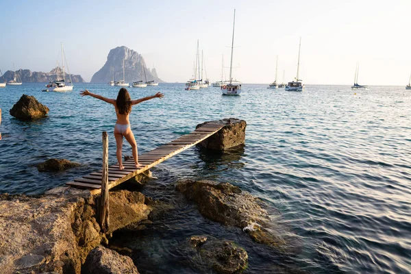 Ibiza cala d Hort dziewczyna molo zachód słońca Es Vedra — Zdjęcie stockowe