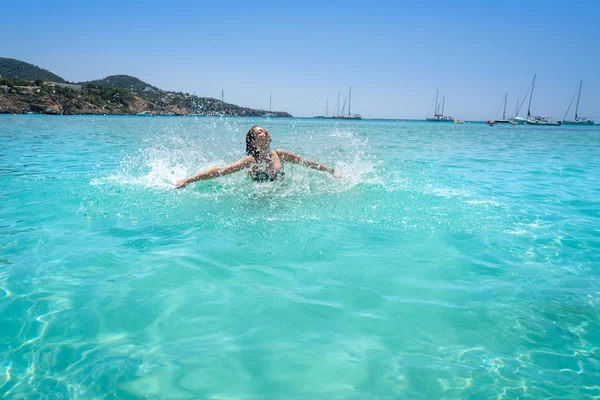 Ibiza biquíni menina salpicando praia de água clara — Fotografia de Stock