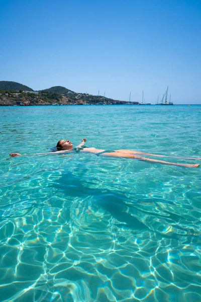 Ibiza biquíni menina nadando praia de água clara — Fotografia de Stock