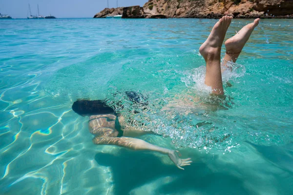 Ibiza biquíni menina nadando praia de água clara — Fotografia de Stock