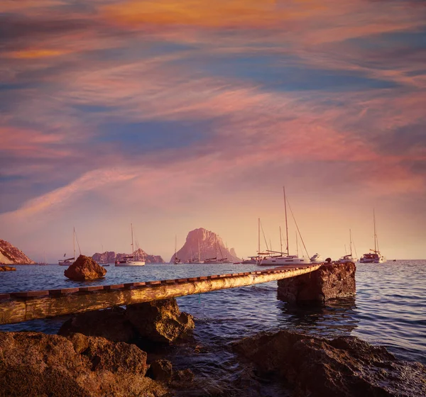 Ibiza Cala d Hort met zonsondergang es Vedra Islet — Stockfoto