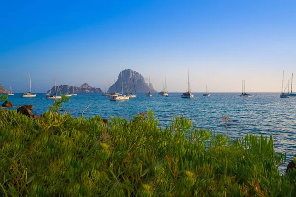 Ibiza cala d Hort con puesta de sol del islote Es Vedra — Foto de Stock