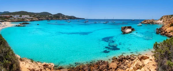 Pláž Ibiza Cala Tarida na Baleáry — Stock fotografie