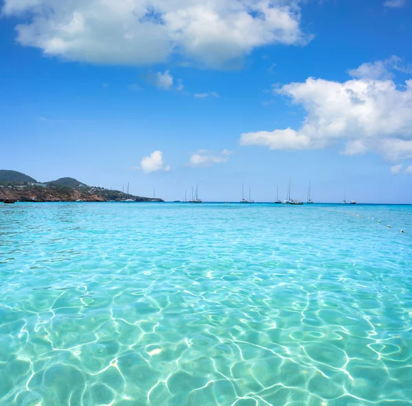 Plaża Ibiza Cala Tarida na Balearach — Zdjęcie stockowe