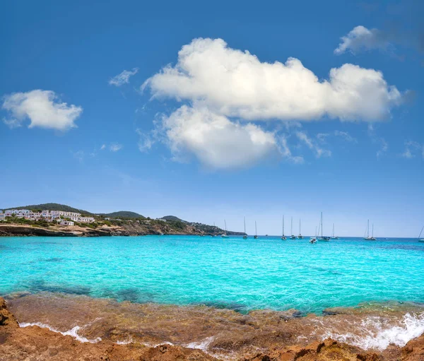 Strand ibiza cala tarida auf den Balearen — Stockfoto