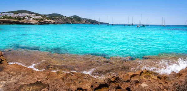 Pláž Ibiza Cala Tarida na Baleáry — Stock fotografie
