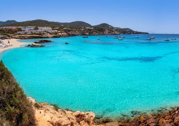 Praia de Ibiza Cala Tarida nas Ilhas Baleares — Fotografia de Stock