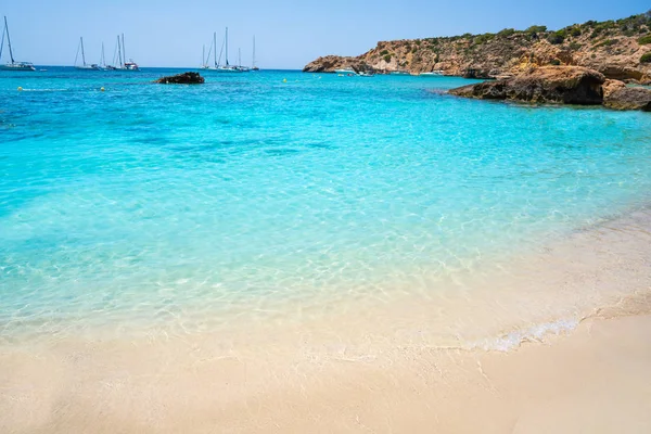 Strand ibiza cala tarida auf den Balearen — Stockfoto