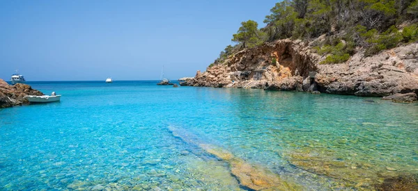 Cala xuclar von ibiza in sant joan balearics — Stockfoto