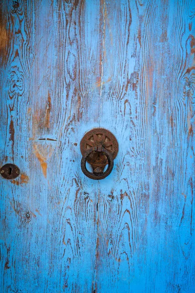 Ibiza Eivissa belvárosában Dalt Vila kék ajtó — Stock Fotó