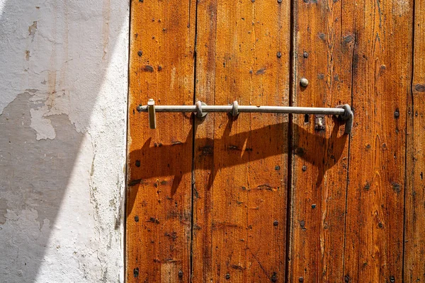 Деревянная дверь Ибицы Эйвисы Dalt Vila — стоковое фото