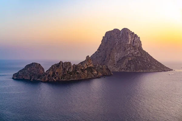 Coucher de soleil sur l'îlot Es Vedra aux îles Baléares — Photo