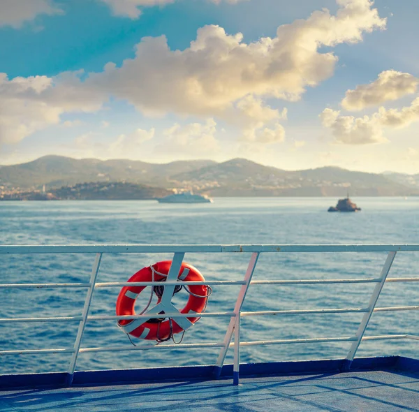 Ferry reling in Ibiza met ronde boei — Stockfoto