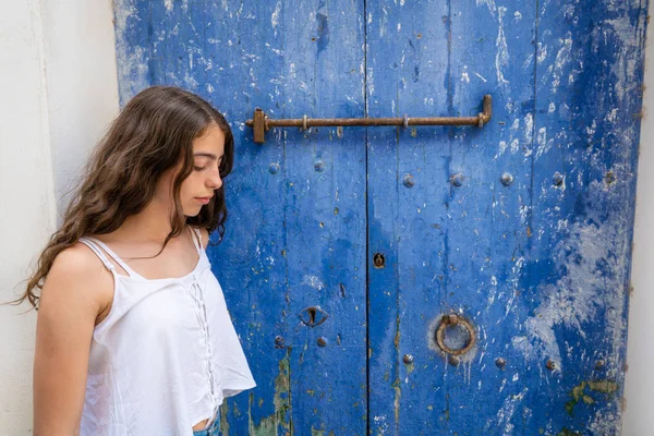 Ибица Эйвисса молодая девушка на голубой двери — стоковое фото