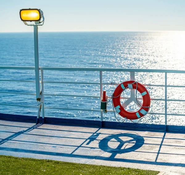 Ferry corrimão de cruzeiro em uma bóia azul do oceano Fotos De Bancos De Imagens Sem Royalties