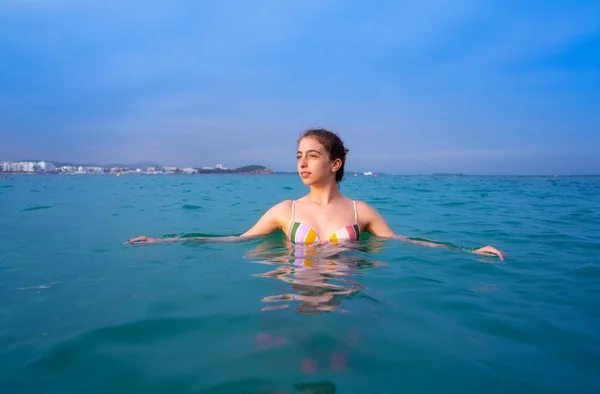 Junge Frau badet im Strand von Ibiza lizenzfreie Stockfotos