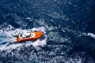 Pilotlar mavi okyanusta yelken havadan görünümü tekne