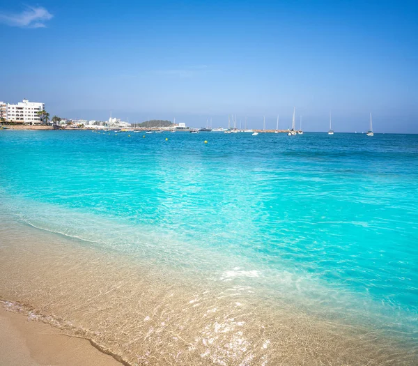 Ibiza Santa Eulalia város strand Spanyolországban — Stock Fotó
