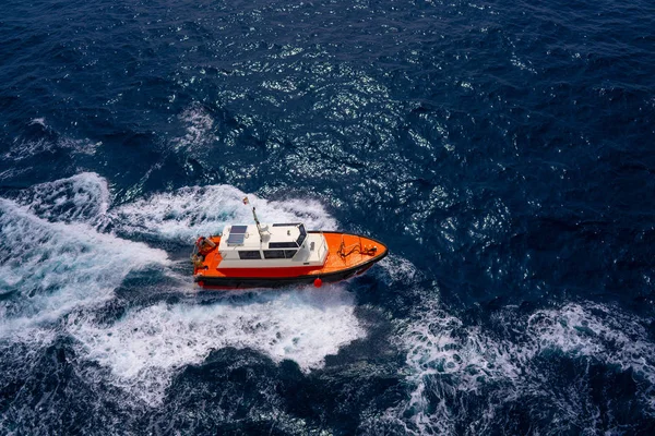 Pilotos de barco vista aérea navegando no oceano azul — Fotografia de Stock