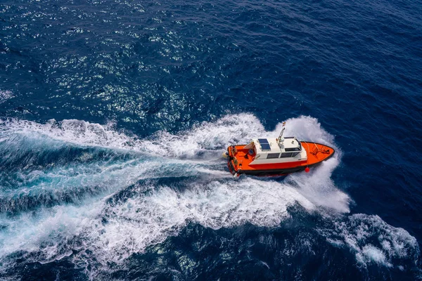 Pilotlar mavi okyanusta yelken havadan görünümü tekne — Stok fotoğraf