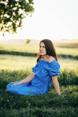 Huysuz anne ve yakışıklı oğul doğada eğleniyor. Mutlu aile kavramı. Aile hayatı olan güzel doğa manzarası. Mutlu bir aile birlikte dinleniyor. Aile yaşamında mutluluk. Anneler Günü.