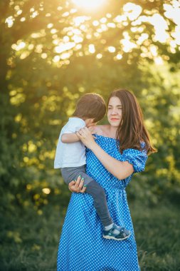 Huysuz anne ve yakışıklı oğul doğada eğleniyor. Mutlu aile kavramı. Aile hayatı olan güzel doğa manzarası. Mutlu bir aile birlikte dinleniyor. Aile yaşamında mutluluk. Anneler Günü.
