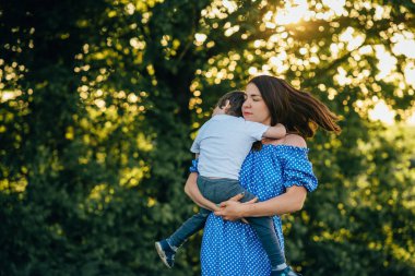 Huysuz anne ve yakışıklı oğul doğada eğleniyor. Mutlu aile kavramı. Aile hayatı olan güzel doğa manzarası. Mutlu bir aile birlikte dinleniyor. Aile yaşamında mutluluk. Anneler Günü.