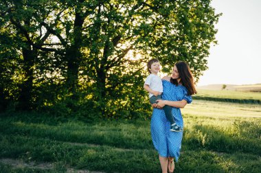 Huysuz anne ve yakışıklı oğul doğada eğleniyor. Mutlu aile kavramı. Aile hayatı olan güzel doğa manzarası. Mutlu bir aile birlikte dinleniyor. Aile yaşamında mutluluk. Anneler Günü.