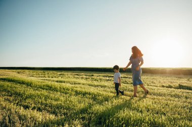 Huysuz anne ve yakışıklı oğul doğada eğleniyor. Mutlu aile kavramı. Aile hayatı olan güzel doğa manzarası. Mutlu bir aile birlikte dinleniyor. Aile yaşamında mutluluk. Anneler Günü.