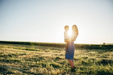 Huysuz anne ve yakışıklı oğul doğada eğleniyor. Mutlu aile kavramı. Aile hayatı olan güzel doğa manzarası. Mutlu bir aile birlikte dinleniyor. Aile yaşamında mutluluk. Anneler Günü.