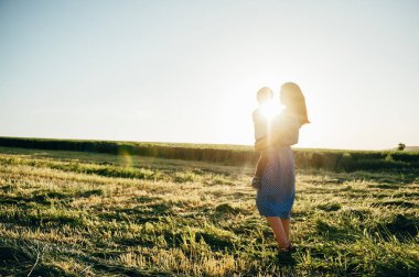 Huysuz anne ve yakışıklı oğul doğada eğleniyor. Mutlu aile kavramı. Aile hayatı olan güzel doğa manzarası. Mutlu bir aile birlikte dinleniyor. Aile yaşamında mutluluk. Anneler Günü.