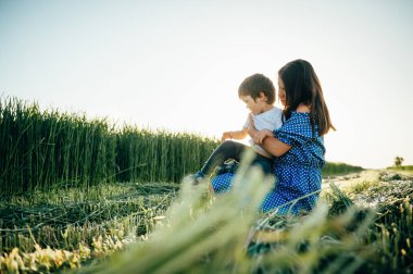 Huysuz anne ve yakışıklı oğul doğada eğleniyor. Mutlu aile kavramı. Aile hayatı olan güzel doğa manzarası. Mutlu bir aile birlikte dinleniyor. Aile yaşamında mutluluk. Anneler Günü.