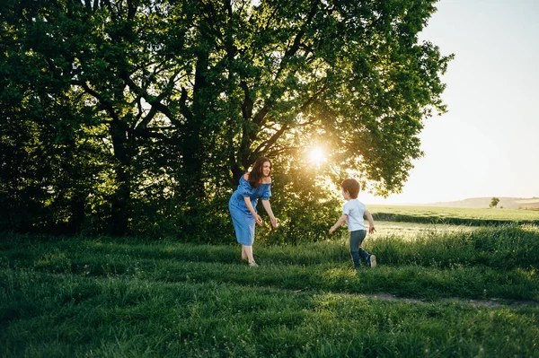 Stilvolle Mutter Und Schöner Sohn Die Spaß Der Natur Haben — Stockfoto